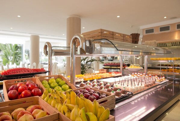 每日供应自助式早餐(每人 EUR 18)