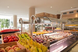 Se ofrece un desayuno bufé (18 EUR por persona)