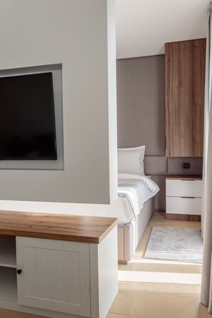 2 makuuhuonetta, työpöytä, silitysrauta/-lauta, vauvan matkasänky