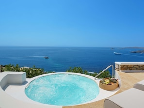 Outdoor spa tub - Lazaros (Mykonos)