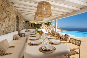 Outdoor dining - Lazaros (Mykonos)