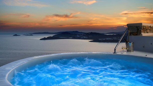 Un bain à remous avec vue sur la mer et le coucher de soleil.