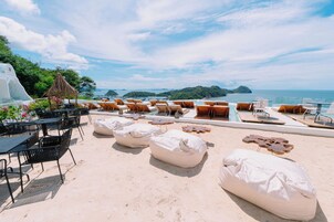 2 室外游泳池，08:00 至 20:00 开放，日光浴躺椅