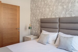 2 Schlafzimmer, Schreibtisch, Bügeleisen/Bügelbrett, Reisekinderbett