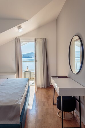 2 makuuhuonetta, työpöytä, silitysrauta/-lauta, vauvan matkasänky