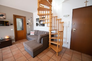 Appartement Classique | Coin séjour | Télévision de 50 pouces avec chaînes par câble