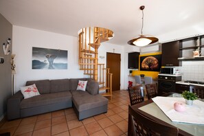 Apartament clàssic | Sala d'estar | Televisor de 50 polzades amb canals per cable 