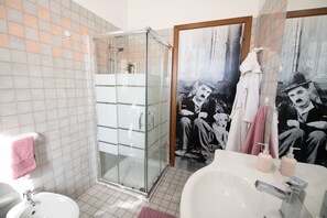 Apartament clàssic | Bany | Dutxa, capçal de dutxa tipus cascada, bidet i tovalloles 