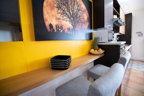 Appartement Classique | Coin séjour | Télévision de 50 pouces avec chaînes par câble