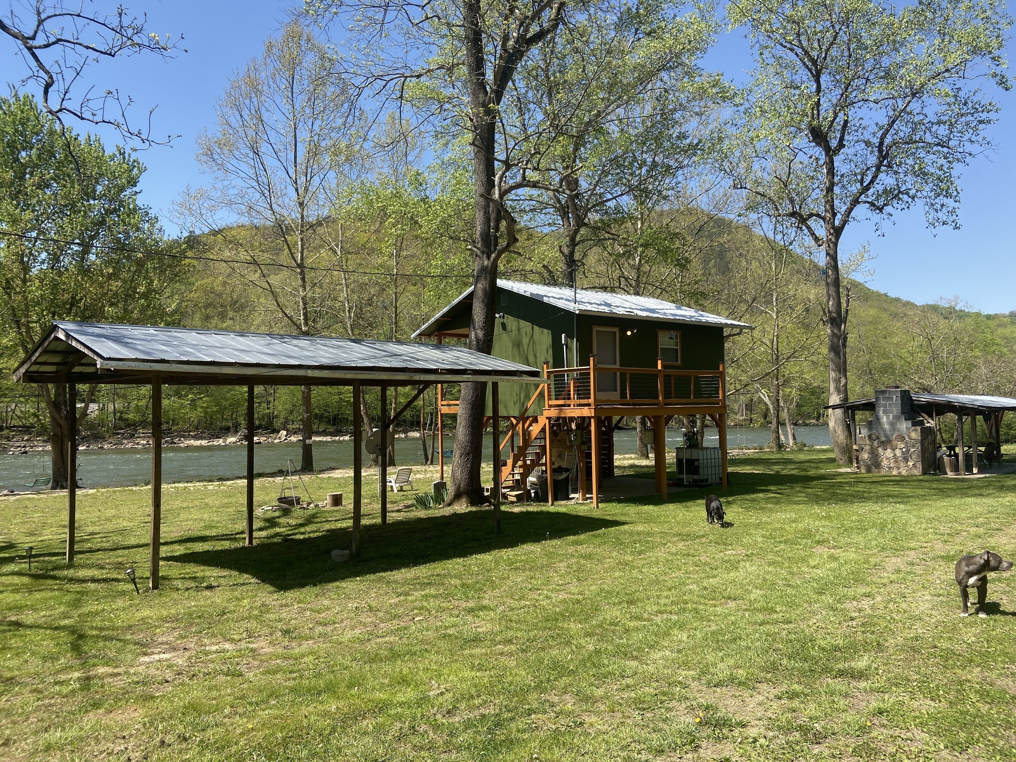 Very Private Riverfront Cabin 38 miles from Gatlinburg/Pigeon Forge/Sevierville