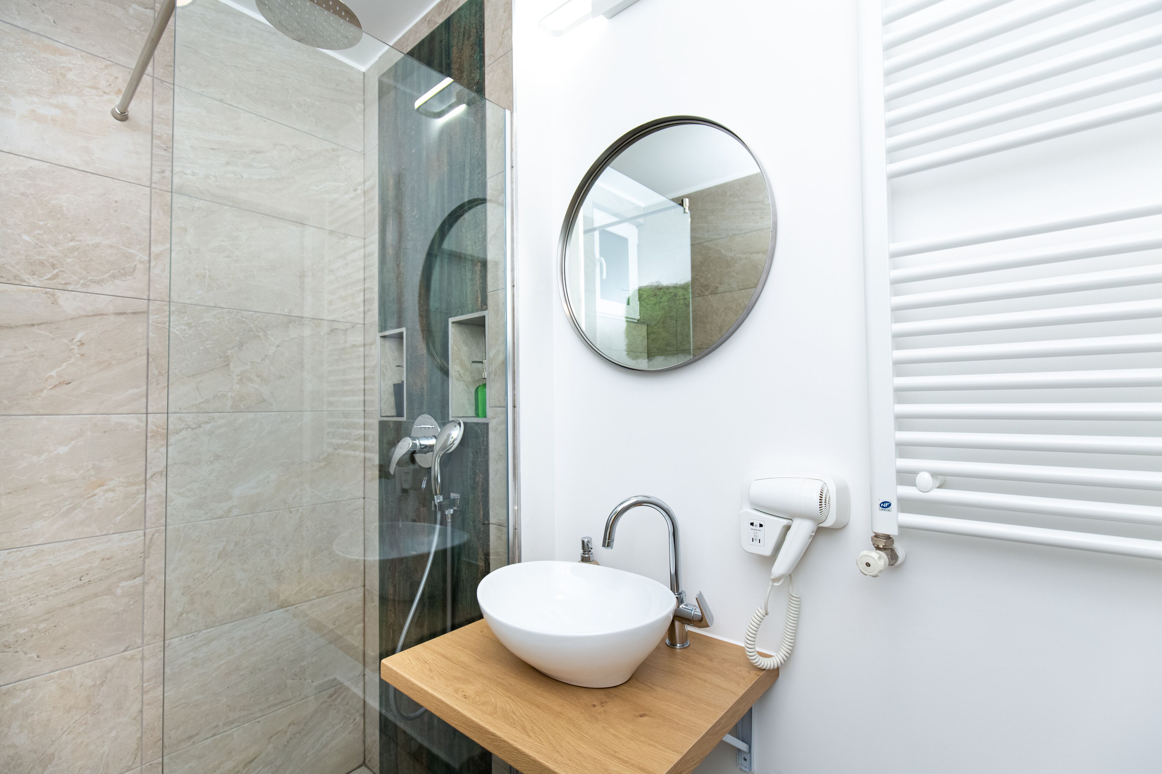 Apartment | Bathroom | Combined shower/bathtub, rainfall showerhead, free toiletries