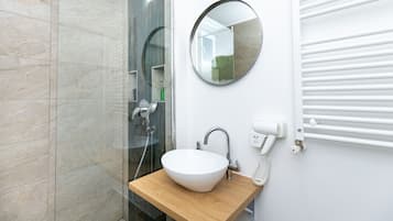 Appartement | Badkamer | Een bad/douchecombinatie, een regendouche, gratis toiletartikelen