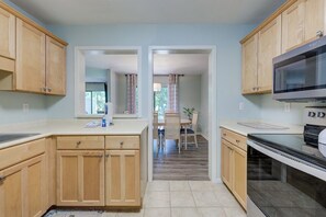 Fridge, microwave, oven, stovetop - 2285 Heritage:  Free Bikes, Pool, Pet Friendly (Hilton Head Island)