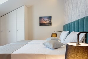 2 Schlafzimmer, Schreibtisch, Bügeleisen/Bügelbrett, Reisekinderbett