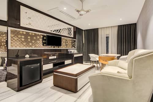 Premium Double Room | In-room safe, desk, free WiFi, bed sheets