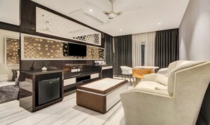 プレミアム ダブルルーム | セーフティボックス (室内)、デスク、WiFi (無料)、ベッドシーツ