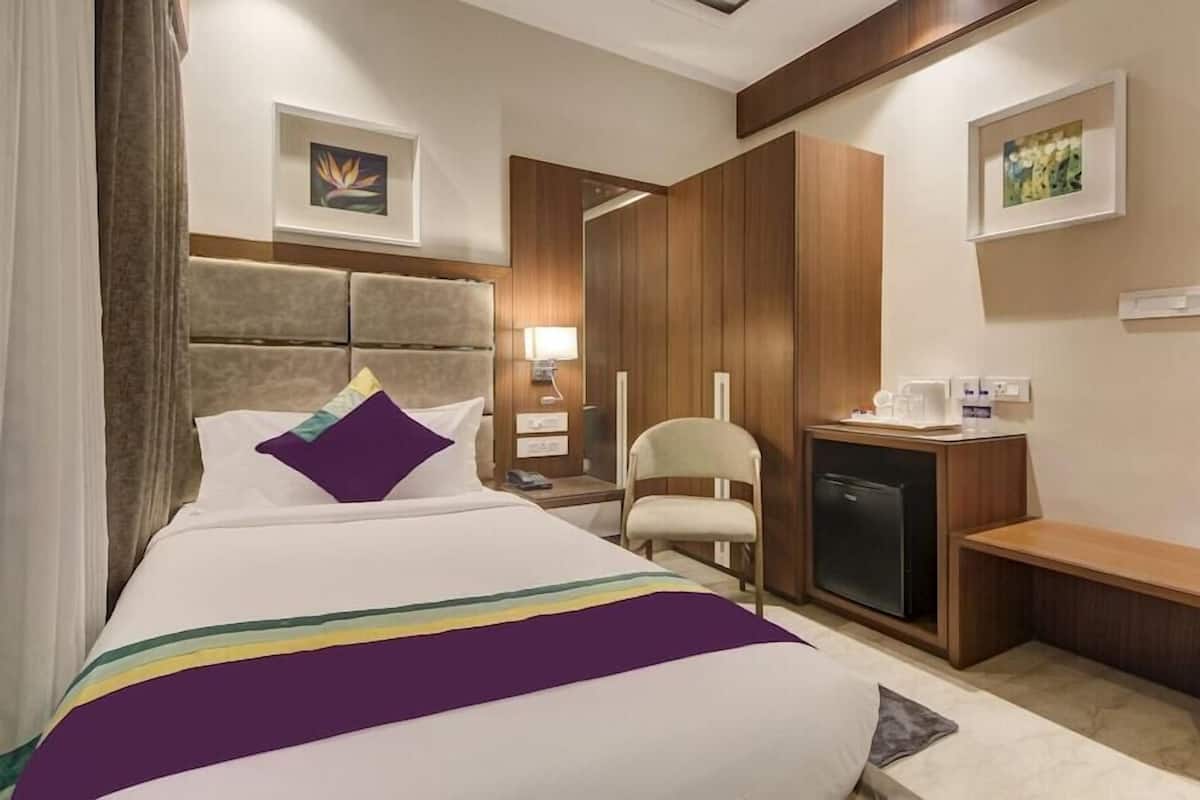 In-room safe, desk, WiFi (free), bed sheets