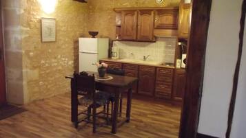 Réfrigérateur, micro-ondes, plaque de cuisson, cafetiÚre/bouilloire