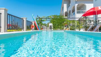 Una piscina al aire libre