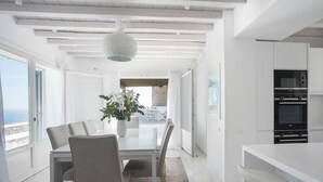 Et moderne køkken med hvide skabe og en indbygget ovn.