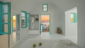 Suite with Panoramic Caldera View | 1 kamar tidur, minibar, brankas, dan didekorasi berbeda-beda