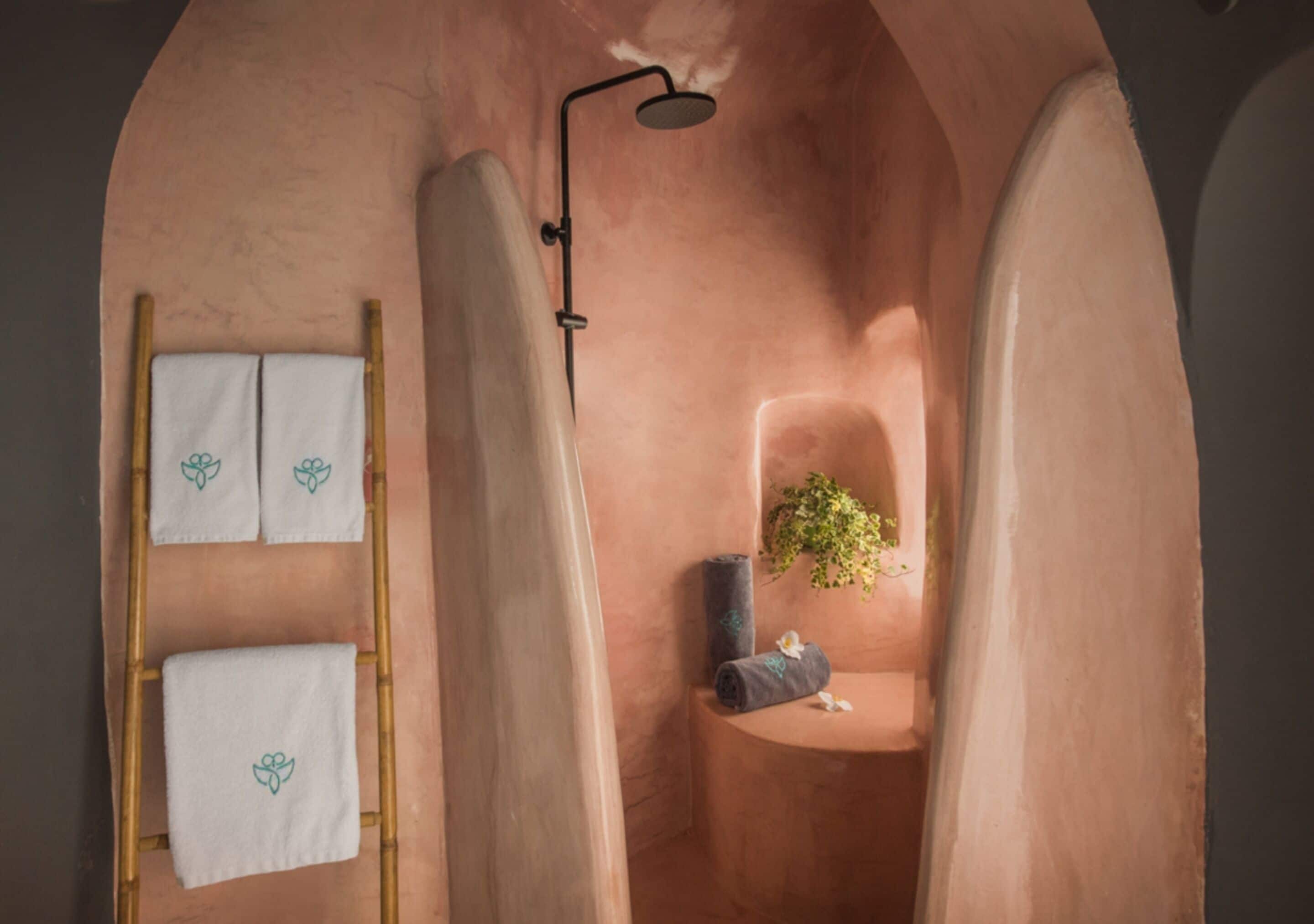 Suíte superior, banheira de hidromassagem, vista para o mar | Chuveiro