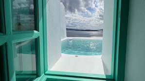 Ikkunasta avautuu näkymä rannalle ja merelle.