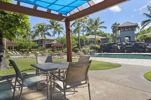 Outdoor dining - Beautiful Spacious 2 bedroom Townhome at Mauna Lani! With A/C and WIFI! (Kamuela)