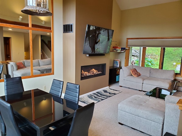 Dining - Bolton Valley Resort ski in/out spacious 3 Bedroom Townhome (Bolton Valley)