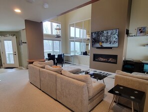 Smart TV, fireplace, offices, computer monitors - Bolton Valley Resort ski in/out spacious 3 Bedroom Townhome (Bolton Valley)