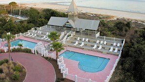 Un complexe hôtelier doté de deux piscines, offrant une vue sur la plage et comprenant une chapelle.