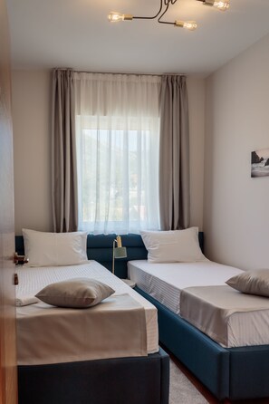 3 chambres, bureau, fer et planche à repasser, accès au Wi-Fi (inclus)