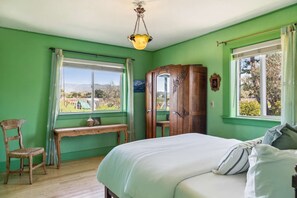 2 bedrooms, desk, iron/ironing board, WiFi
