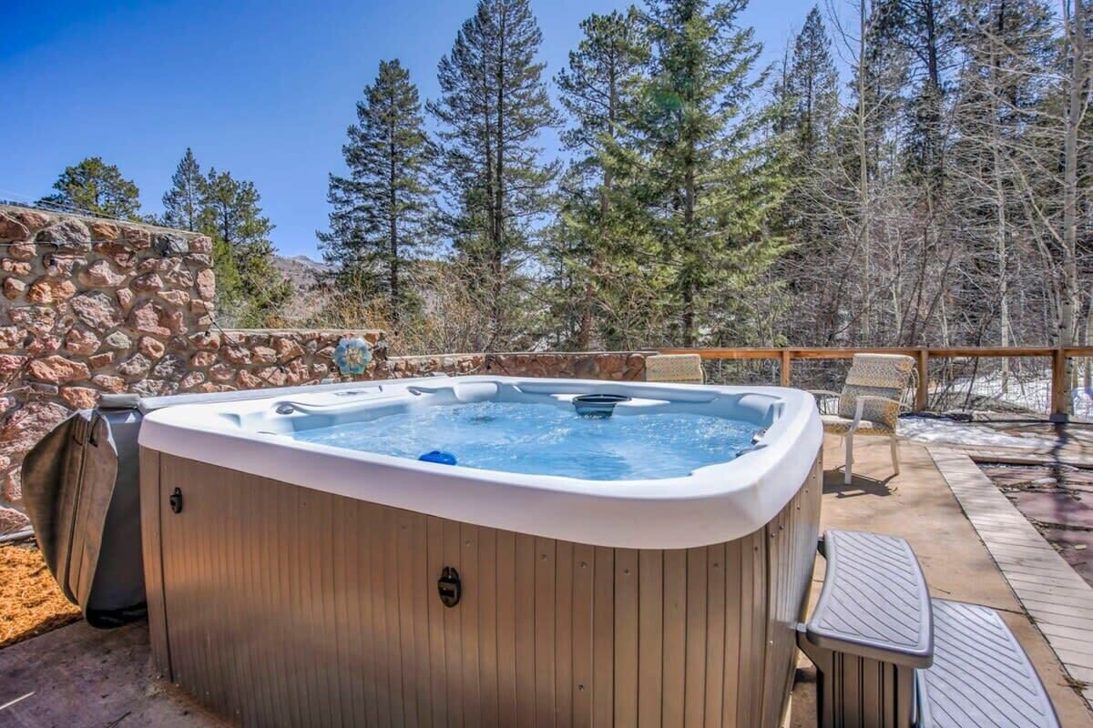 3BR Mountain Views|Hot Tub & Firepit|Gameroom