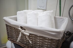 Dusche, Handtücher, Toilettenpapier
