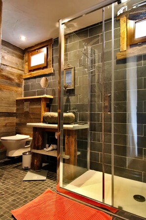 Dusche, Whirlpool, Haartrockner, Toilettenpapier