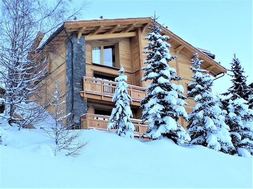 CHALET SLEEPS 18 POOL JACUZZI CINEMA ROOM SLOPE AND MOUNTAIN VIEWS