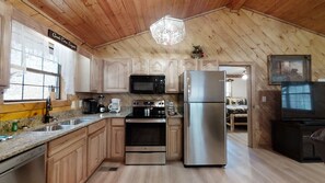 Cabane, 2 chambres | Cuisine privée | Réfrigérateur, micro-ondes, four, cafetière/bouilloire