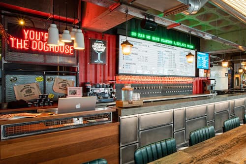 2 bars/lounges