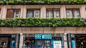 Un establiment de BREWDOG amb terrassa i un rètol sobre l'entrada.