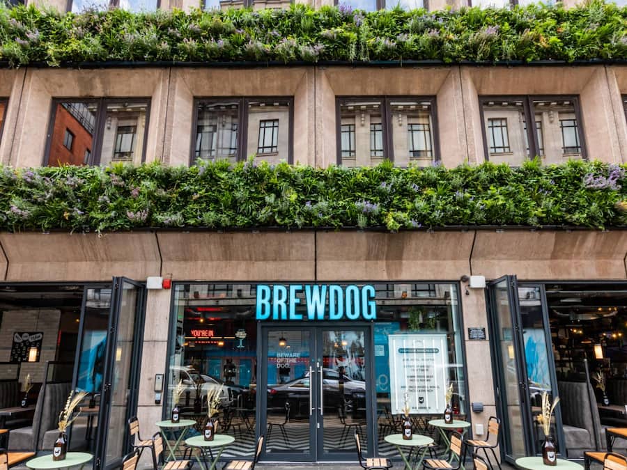 BREWDOG-ketjuun kuuluva ravintola, jossa on ulkotila ja sisäänkäynnin yläpuolella kyltti.