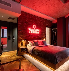 Captain's Suite | Premium bedding, memory-foam beds, free minibar items, in-room safe - BrewDog DogHouse Manchester (Manchester)