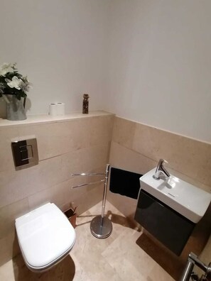 Dusche, Handtücher, Seife, Toilettenpapier