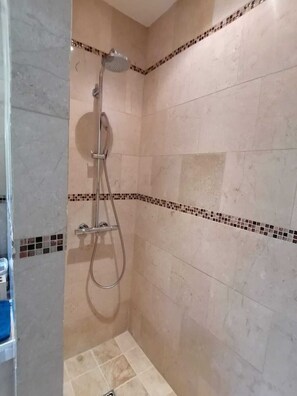 Regadera, toallas, jabón, papel de baño 