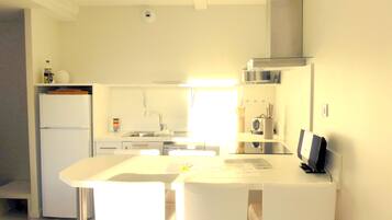 雪櫃、微波爐、焗爐、爐具