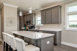 Réfrigérateur, micro-ondes, batterie de cuisine, vaisselle et ustensiles