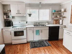 Frigorífic, microones, forn i placa de cuina 