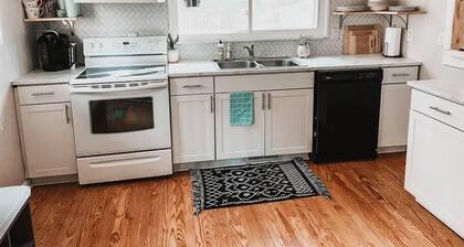 Honeybee Haven, 2 BD Cottage with Beautiful Garden