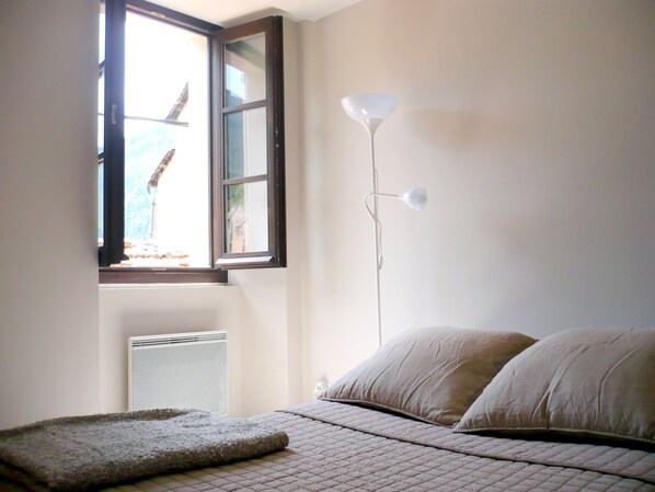 1 bedroom, bed sheets