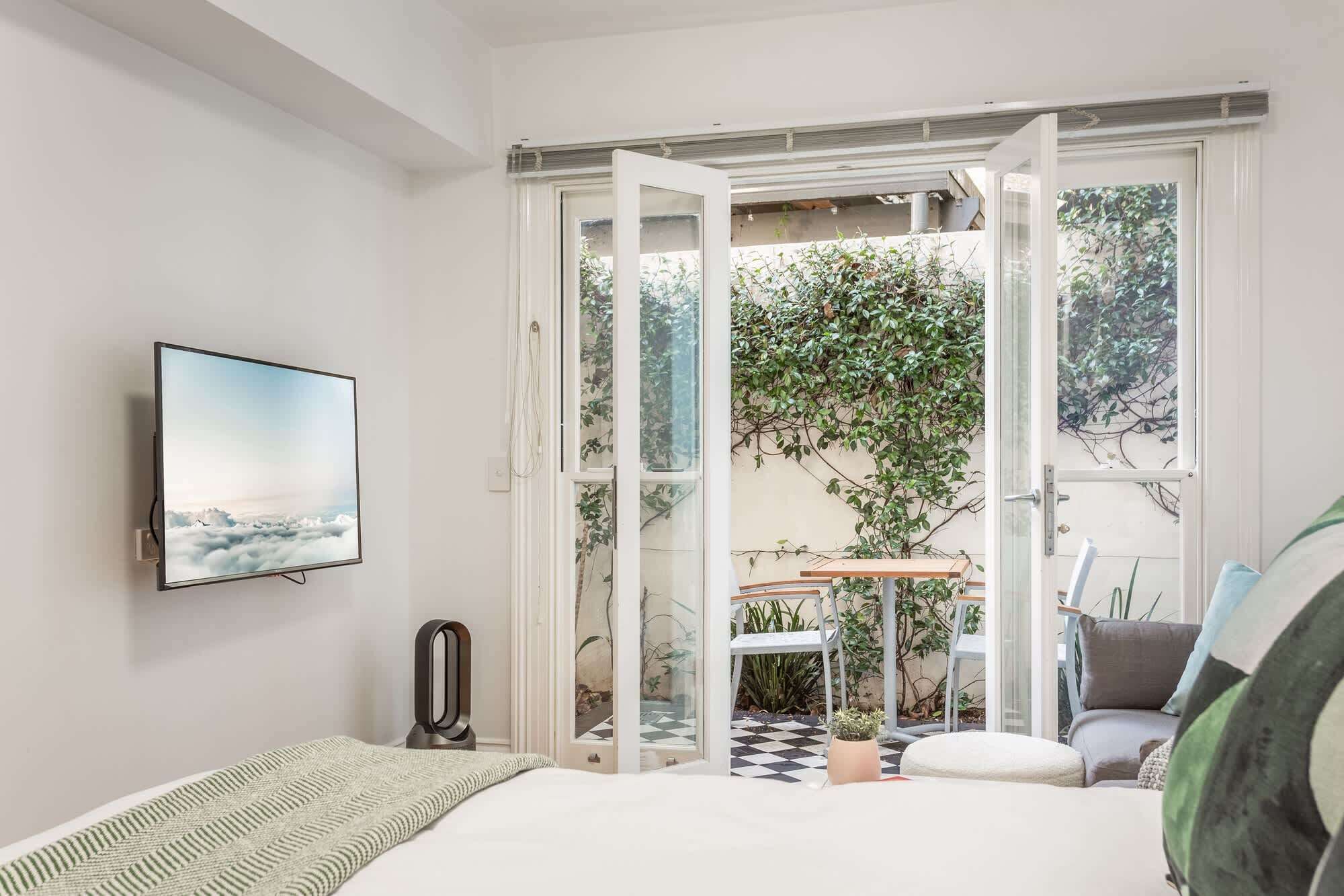 Työpöytä, silitysrauta/-lauta, Wi-Fi, vuodevaatteet